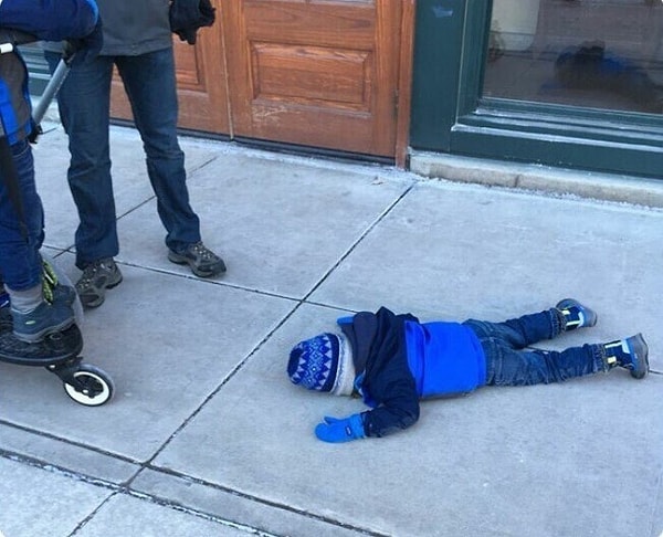 8. "Этот ребенок расстроен тем, что его перчатки сочетаются по цвету с его курткой"