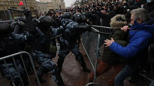 Uluslararası gözlemci gruplar, protestolarda polisin 2 binden fazla kişiyi gözaltına aldığını duyurmuştu.