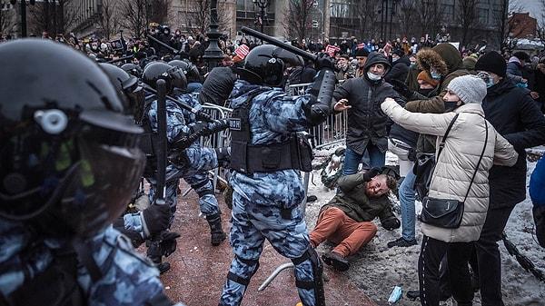 Dün de Navalni'nin serbest bırakılması için ülke genelinde protestolar düzenlenmişti.