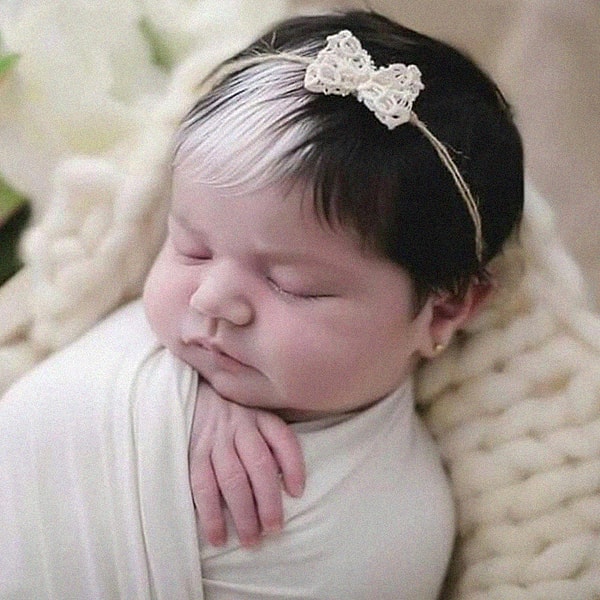 Врачи и медсестра, принимавших участие в ее родах, были очень удивлены, когда увидели новорожденную.