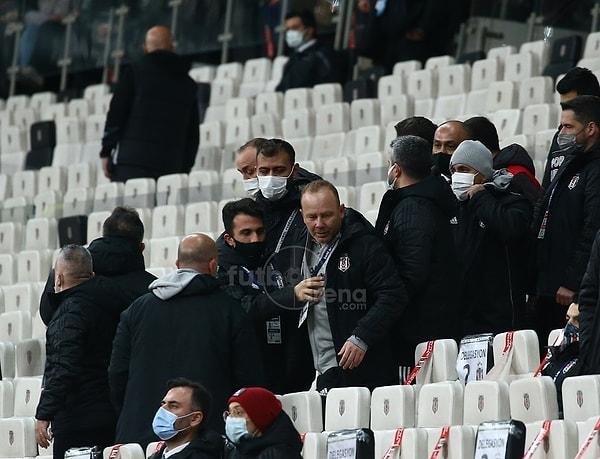 Göztepe'nin golünden sonra, Beşiktaş Teknik Direktörü Sergen Yalçın'ın kardeşi Gürsoy Yalçın ile Göztepe cephesi arasında küçük çaplı bir tartışma yaşandı.