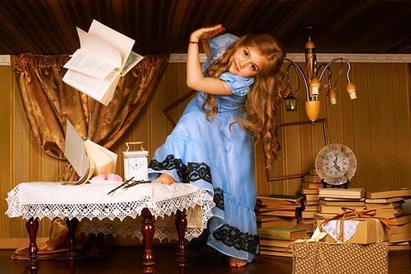 Hepimiz Lewis Carroll’un Alice Harikalar Diyarı’nda kitabını ya okumuş ya da mutlaka filmini seyretmişizdir.