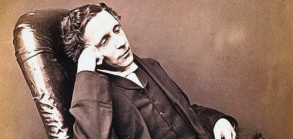 Romanın yazarı Lewis Carroll'un da bu sendromu yaşadığı, bundan dolayı şiddetli migren ağrıları olduğu ve bu yüzden de kitabı kaleme aldığı düşünülüyor.