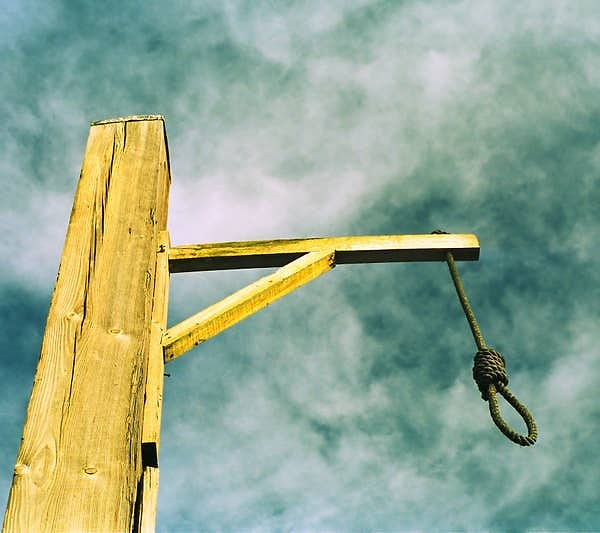 5. В средние века, если кто-то был повешен за преступление, его тело могло быть оставлено на виселице на срок до нескольких лет.