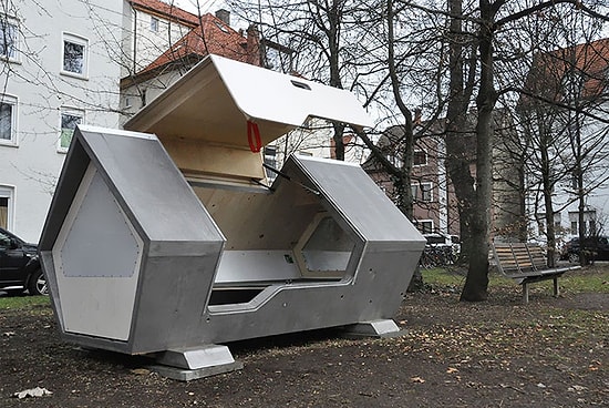 В городе Ульм в Германии установили капсулы для сна, чтобы защитить бездомных от холода ночью