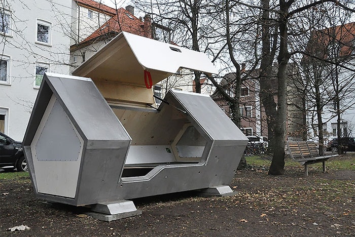 В городе Ульм в Германии установили капсулы для сна, чтобы защитить бездомных от холода ночью