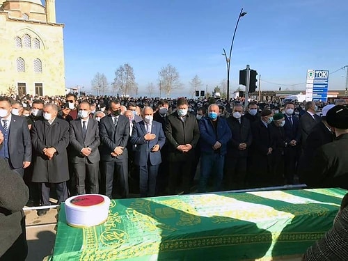 Koronadan Hayatını Kaybeden ‘Hoca’nın Cenazesinde İzdiham! Korona Salgınını Kimse Umursamadı!