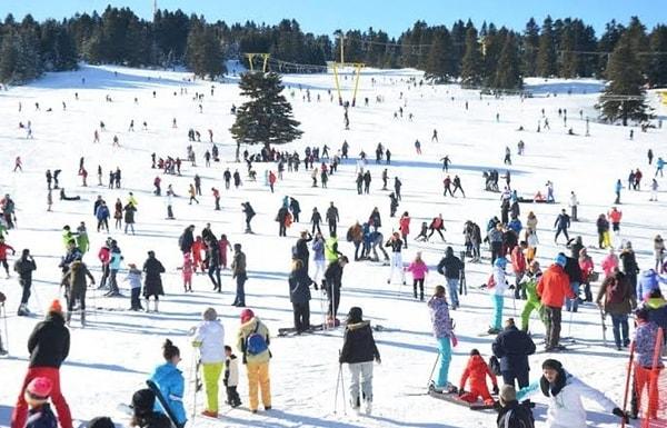 Ülke genelindeki yasaklardan muaf tutulan Uludağ, tam kapasite ile kayak turizmine devam ediyor... Burada sokağa çıkması yasak olan 20 yaş altı kişiler orada ailesiyle kayak tatili yapabiliyor anlayacağınız, onlara bir kısıtlama yok. Yasaklar bir bize işliyor!