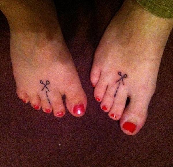 4. "Eşim, kız kardeşimle aynı ayak parmaklarına sahip olduklarını fark etti ve beraber dövme yaptırdılar!"