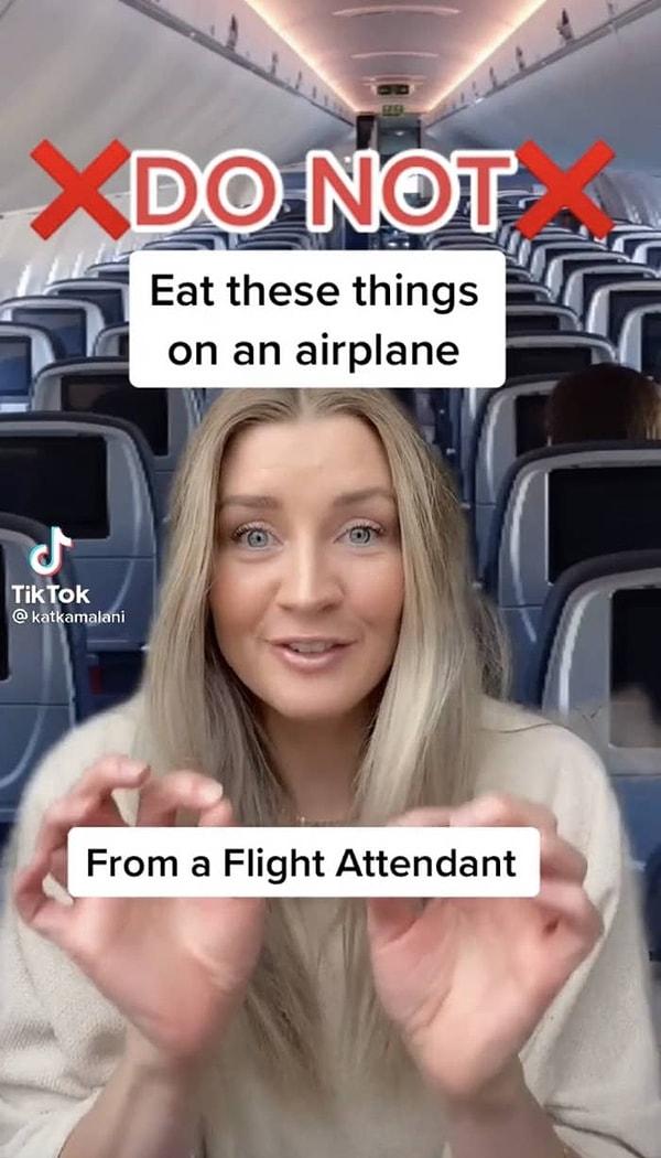 "Bunları Uçakta Yemeyin" başlıklı videoyu çeken TikTok kullanıcısının adı Kat Kamalani. Kendisi ise bir kabin görevlisi.