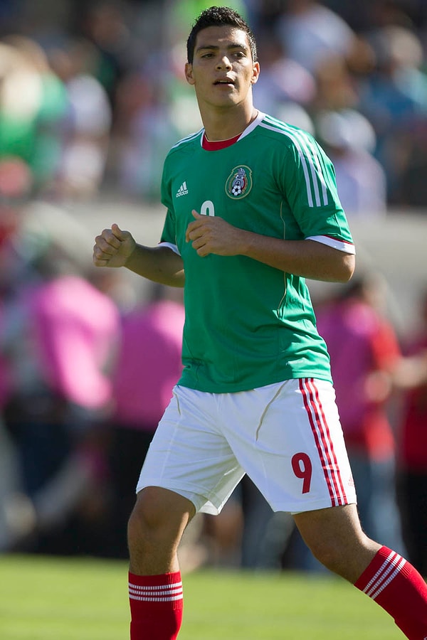 Об этом узнал футболист Рауль Кастро, который и вынес животное с поля во время матча.