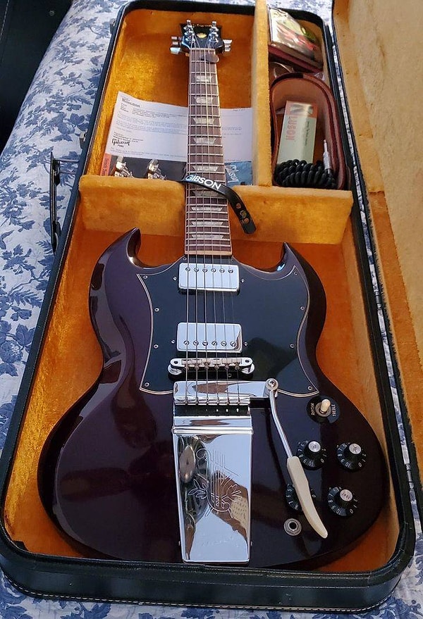 11. "Еще одна старинная гитара в моей семье. Папин Gibson SG 1969 года”.