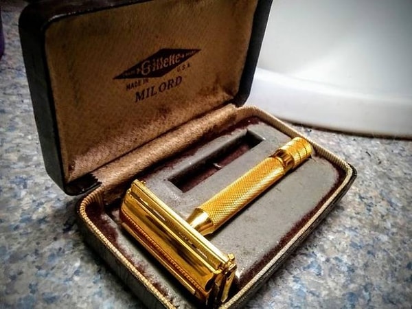 14. "Мне досталась в наследство дедушкина бритва. В детстве я часто наблюдал, как он осторожно бреется ею. И вот 25 лет спустя я начистил ее до блеска, вставил новое лезвие и приготовил ее ко второй жизни!"