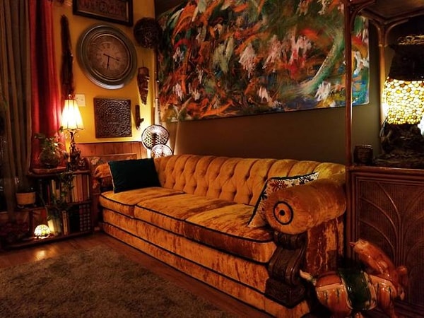 17. "Этот диван, вытащенный с чьего-то пыльного чердака и купленный нами всего за 99 долларов, словно создан для нашей гостиной".