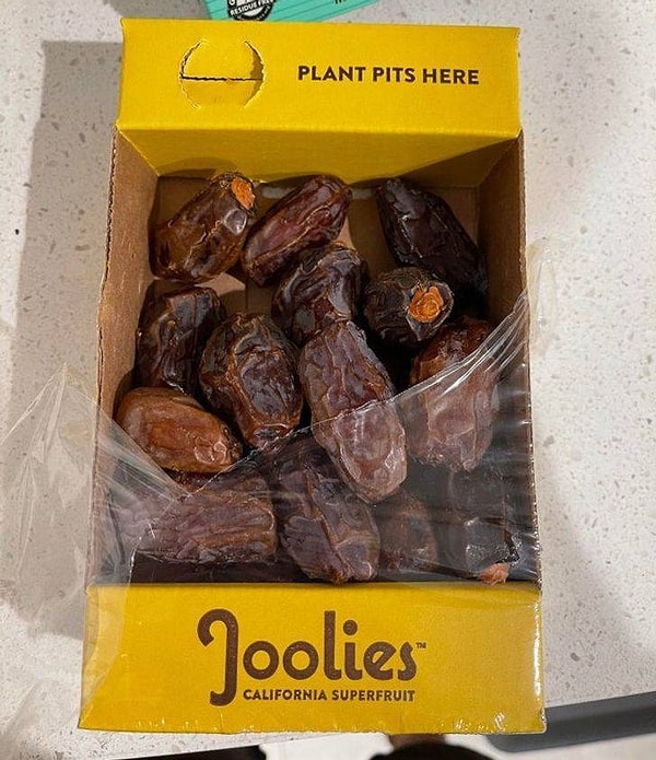 17. "В этой упаковке фиников есть специальное отверстие для косточек".