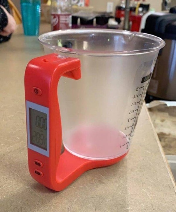 16. "Мерный стакан со встроенными весами".