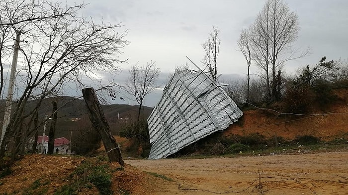 Sakarya'yı 'Lodos' Vurdu: Çatılar Uçtu, Elektrik Telleri Koptu