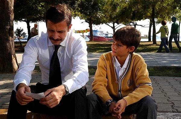 Biraz daha yakın tarihlere gelelim... Bıçak Sırtı dizisinin Murat Ertuğrul'u kimdi? Setlerin aranan çocuk oyuncusu Batuhan!