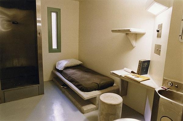 ADX Florence hapishanesinde hiçbir mahkum yan yana yemek yiyememektedir. Bunun yanı sıra bir araya gelmeleri ve konuşmaları da yasaklanmıştır.