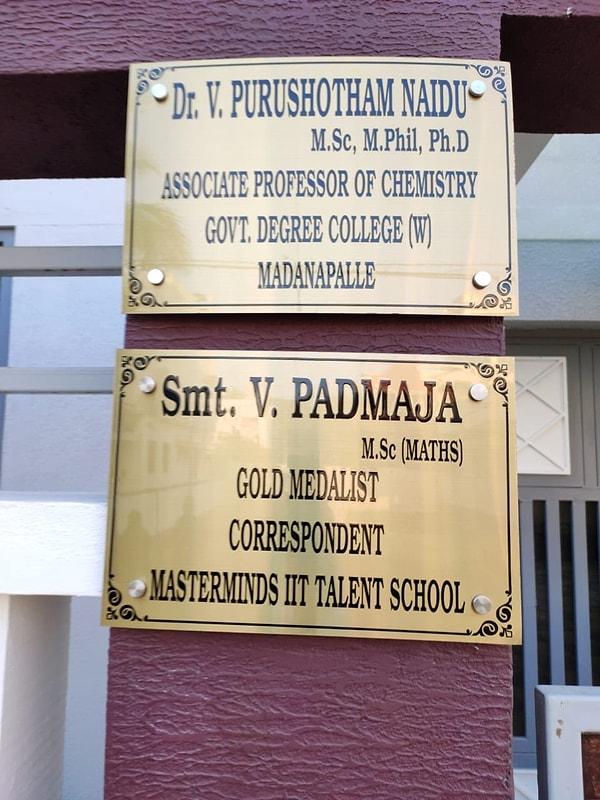 Bu arada ufak bir dipnot geçelim; anne Padmaja Chittoor'daki kurumsal bir okulun müdürüydü. Baba V Purushotham Naidu ise Madanapalli Üniversitesi Kimya bölümünde doçentti.