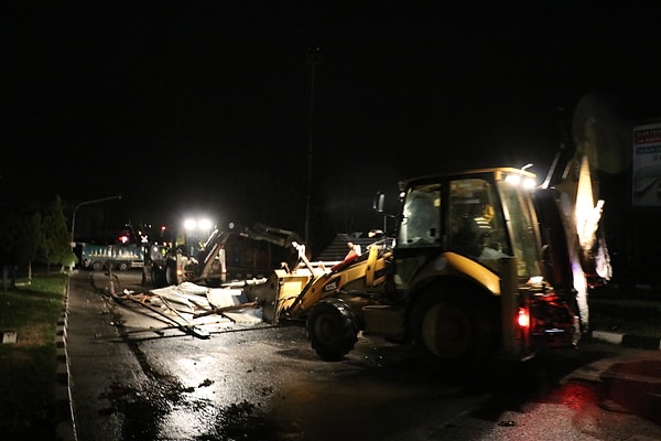 Fırtına nedeniyle, enerji iletim hatları koptu, bazı trafolarda arıza oluştu.