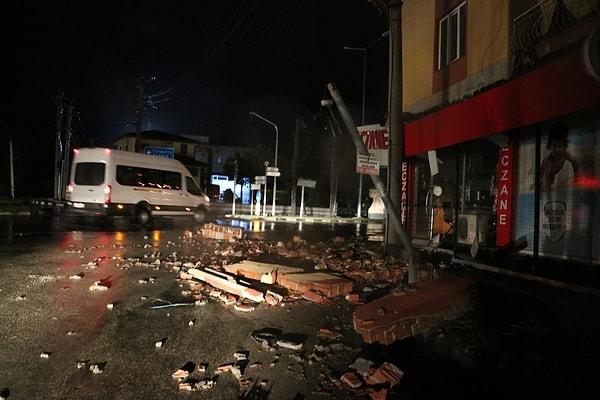 Manisa Büyükşehir Belediyesi ekipleri, her iki adreste de caddeye düşen çatı malzemelerini kaldırmak için çalışma başlattı.