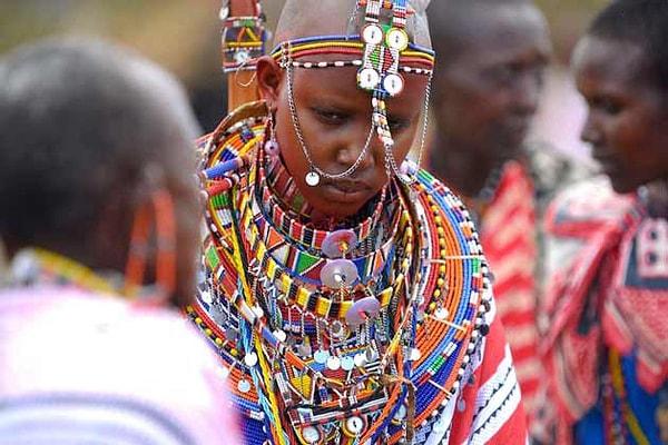 Kenya’da gelinler tükürük ile kutsanıyor!