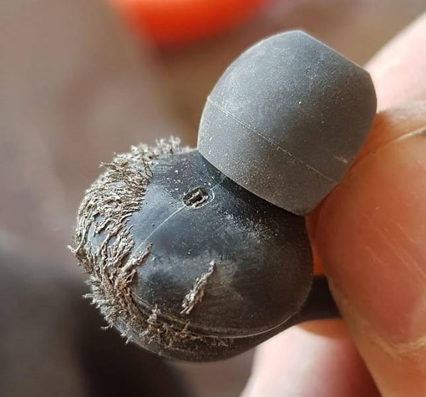 6. "Это мои наушники в железной пыли, в которых я работаю на стройке".