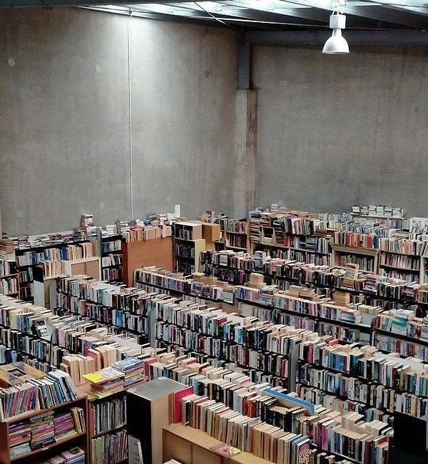 10. "Я устроился в букинистический магазин, а это один из 3-х складов книг!"