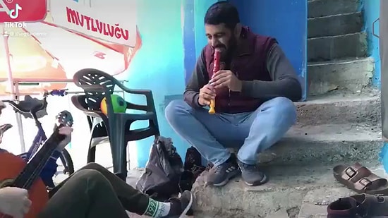 Blok Flüt ile 'Korkarım Güzelim' Çalan Adamı Dinlerken Kulaklarınızın Pası Silinecek