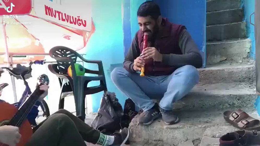 Blok Flüt ile 'Korkarım Güzelim' Çalan Adamı Dinlerken Kulaklarınızın Pası Silinecek