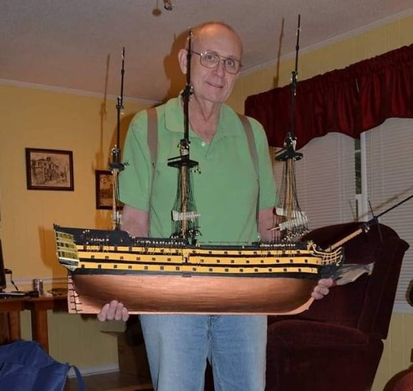 6. "Мой папа сделал этот корабль за 2200 часов своими руками после того, как преодолел 2 инсульта и рак горла".