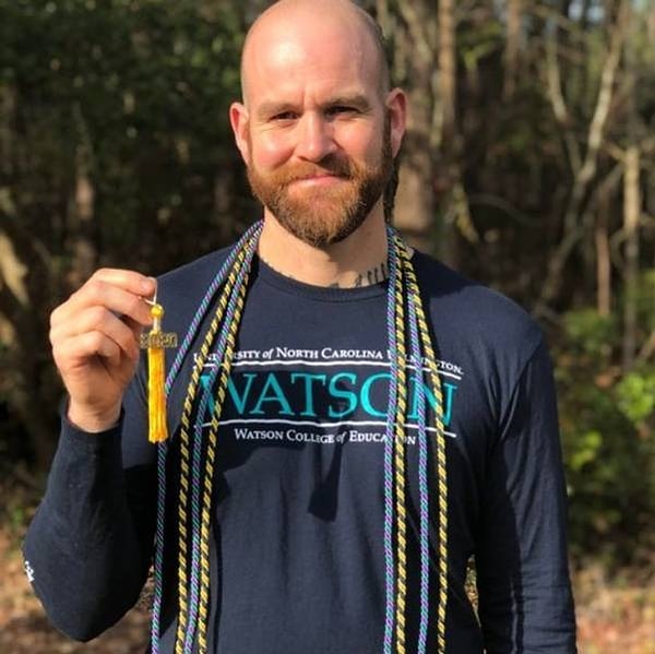 9. “2 года назад я застрял на свиноферме, мечтая о чем-то лучшем. Сегодня я закончил магистратуру, чтобы стать школьным учителем!”