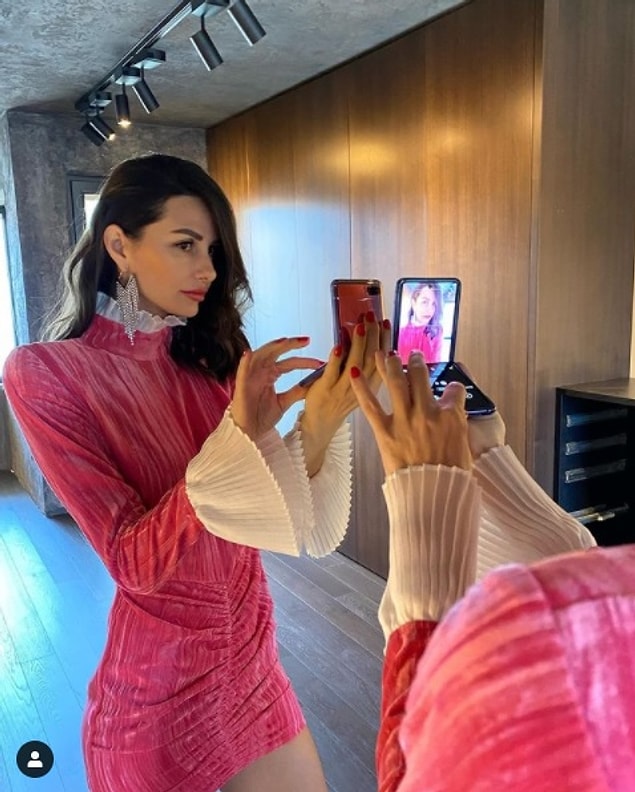 Sadece günlük şıklığın değil, aynı zamanda davet şıklığının da üstesinden gelmeyi oldukça iyi başarıyor!