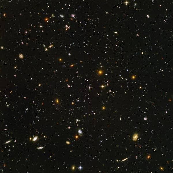 27. Daha büyük düşünelim. Hubble uzay teleskobuyla çekilen bu fotoğrafta içinde milyonlarca yıldız ve gezegen bulunduran binlerce galaksi görünüyor.