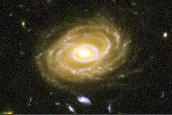 28. İşte fotoğraflanmış başka bir galaksi, UDF 423. Bu galaksi 10 milyar ışık yılı uzakta. Bu fotoğrafta günümüzden 10 milyar yıl öncesini görüyorsunuz.