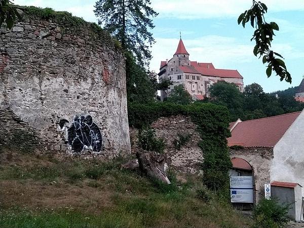 7. "Binlerce yıllık bir kalenin duvarına yapılan graffiti."