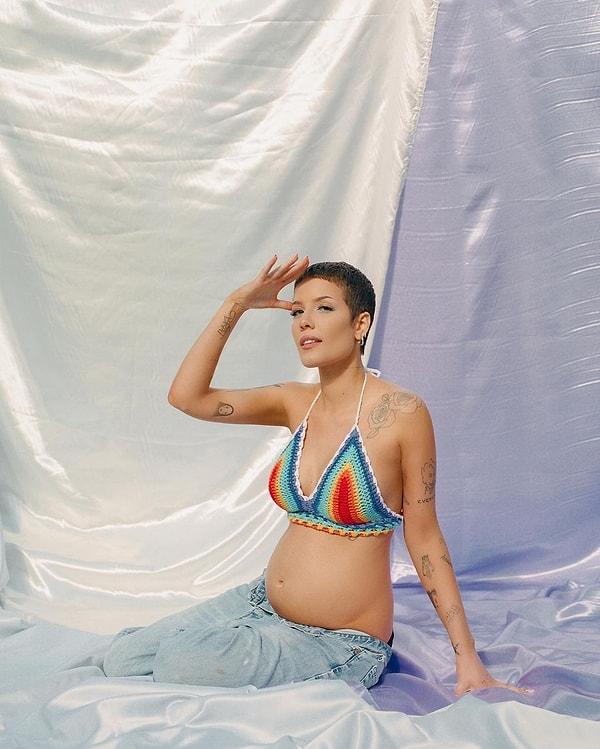 Halsey, Instagram'da "sürpriz!" açıklamasıyla hamile olduğunu duyurdu.