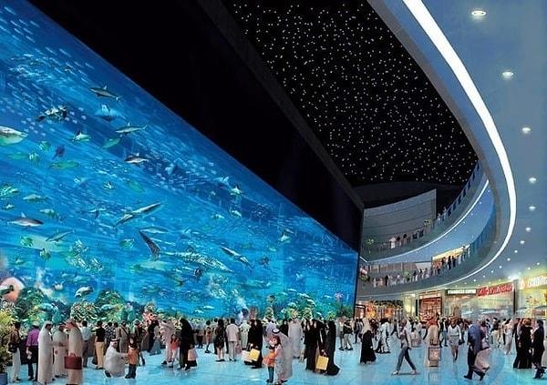 23. Dünyanın en büyük alışveriş merkezi Dubai'de.