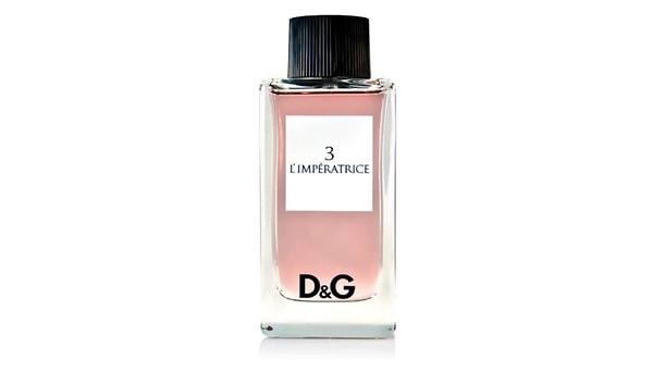 16. Dolce&Gabbana'nın bu güzel şişeli parfümünün kokusu da güzeldir muhtemelen.