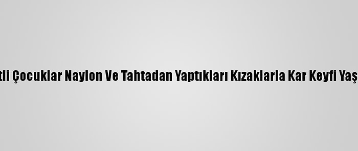 Siirtli Çocuklar Naylon Ve Tahtadan Yaptıkları Kızaklarla Kar Keyfi Yaşıyor