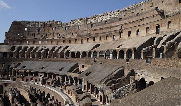 12. Romalıların yemek yerken ne zaman duracaklarını bilmediklerine ve bu yüzden tiyatrolarda kustukları bölüm olduğu sanılan yerler aslında tiyatro koltukları arasındaki geçiş yollarıdır.