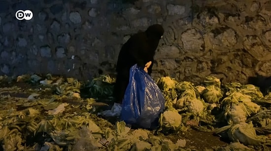 Semt Pazarlarından Arta Kalanları Toplayan Vatandaşlar: 'Yarı Aç Yarı Tokuz'