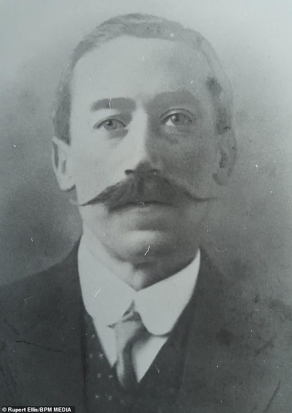 Прадед Руперта Эллиса Джек Уиллис, который обеспечивает «жуткую» связь с домом в Кемборне.