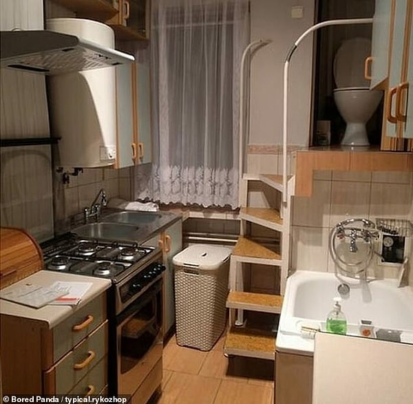 14. Ужасно или гениально? Оцените эту миниатюрную лесенку, ведущую к маленькому туалету прямо на кухне!