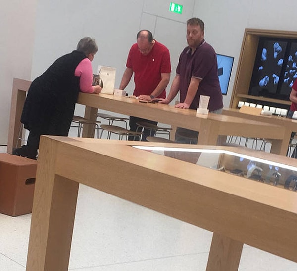 6. "Стал невольным свидетелем того, как разъяренная женщина ворвалась в Apple Store и требовала возврат денег за iPhone 5. Я не слышал всего разговора, но когда менеджер спросил, заряжала ли она телефон, женщина ответила "нет".