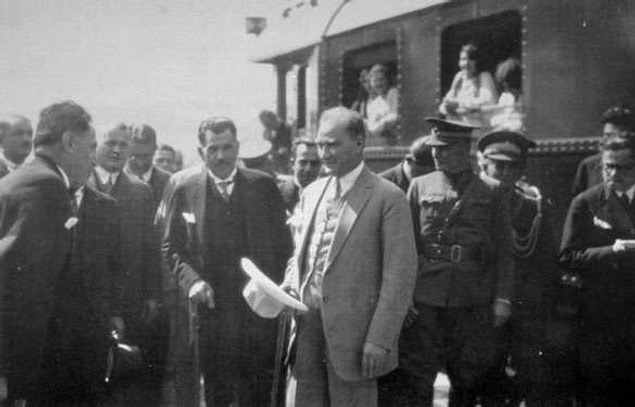 Trenin güvenliğine de çok önem verilir. Mesela personel kolay kolay değişmez ve trenin Ankara'dan ya da İstanbul'dan kalkmasına bağlı olarak oranın personeli bütün gezi boyunca Gazi'ye eşlik eder.