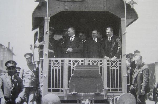 Gazete haklıymış efendim. Atatürk, o tarihten itibaren yani yaklaşık 3 senede çıktığı yurt gezilerinde 30 ayrı noktaya gider. Görseli
