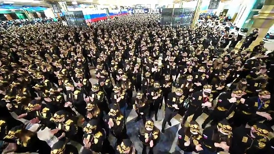 Rusya'da Yüzlerce Kişinin Çalıştığı Şirket Bir Koreografi ile Putine'e Destek Verdi