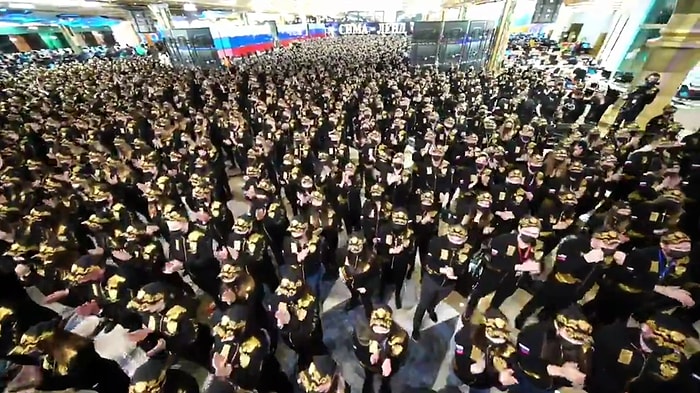 Rusya'da Yüzlerce Kişinin Çalıştığı Şirket Bir Koreografi ile Putine'e Destek Verdi